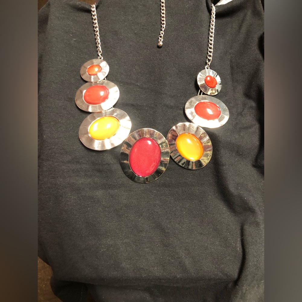 💟3/$22NWT Macy’s necklace. Pink,orange and red color Beautiful Statement piece